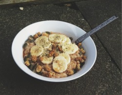 iamnotover:  Vanilla chai spiced pear oatmeal with banana, pumpkin seeds, hemp hears, white mulberries and a drizzle of maple syrup