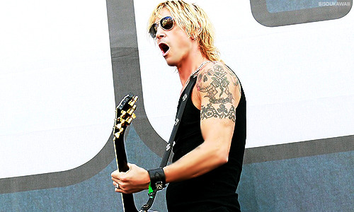 (ﾉ◕ヮ◕)ﾉ*: ･ﾟ✧ Duff’s Biceps Appreciation Post!