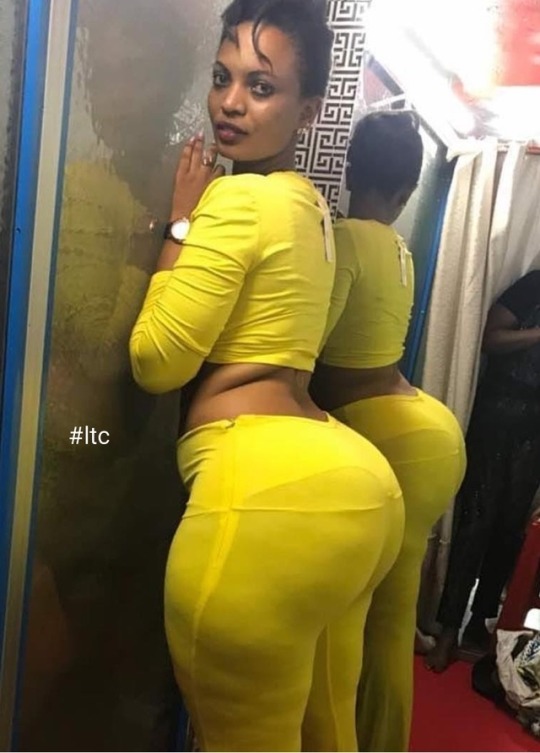 hemifever: addicted2curvez:   #lovethemcurvez    Mama with the phatty 