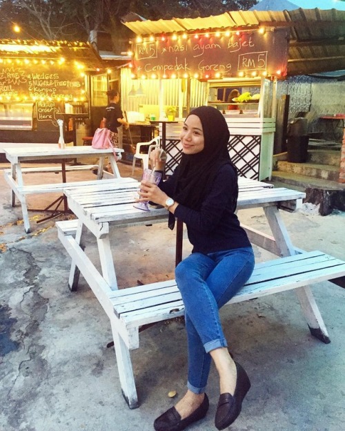 heroinmuslimah: heroinmuslimah: heroinmuslimah: Mantapnyer la bentuk punggung akak ni. Untung saper 