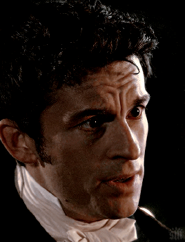 GRATUITOUS GIFS OF ANTHONY BRIDGERTON 🎩 (1/?) ↳ Stray Pieces Of Hair Curling Over His Forehead