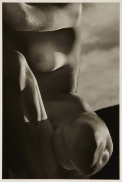 runawayerotica:vivipiuomeno1: Ruth Bernhard