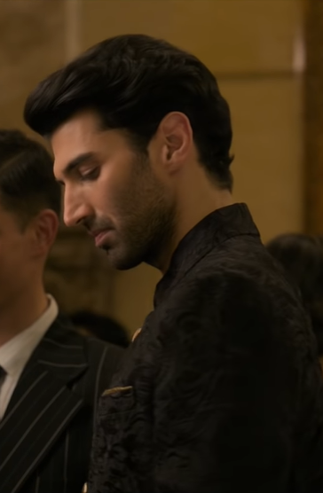 kajra-re:Aditya Roy Kapur, Kalank, 2019.