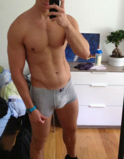 texasfratboy:  damn, love that boy’s underwear bulge! hot body too!