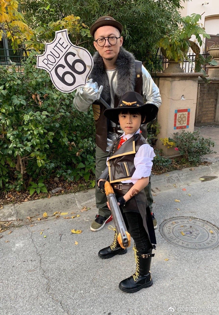 spcrash:  Ashe and B.O.B. cosplay by jemery0328 and their father. “D.A.D., do something?!?”