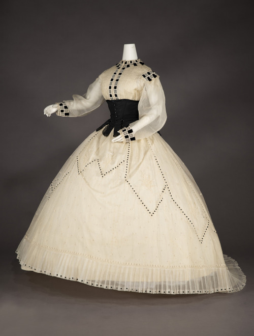 Afternoon dress ca. 1865-68From the Kobe Fashion Museum via Fashion Press