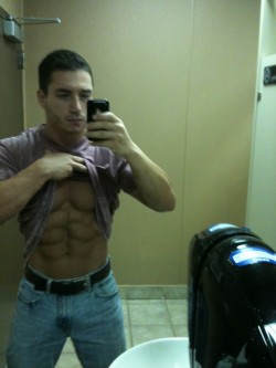 undie-fan-99:  Marc Dylan showing off his abs! 