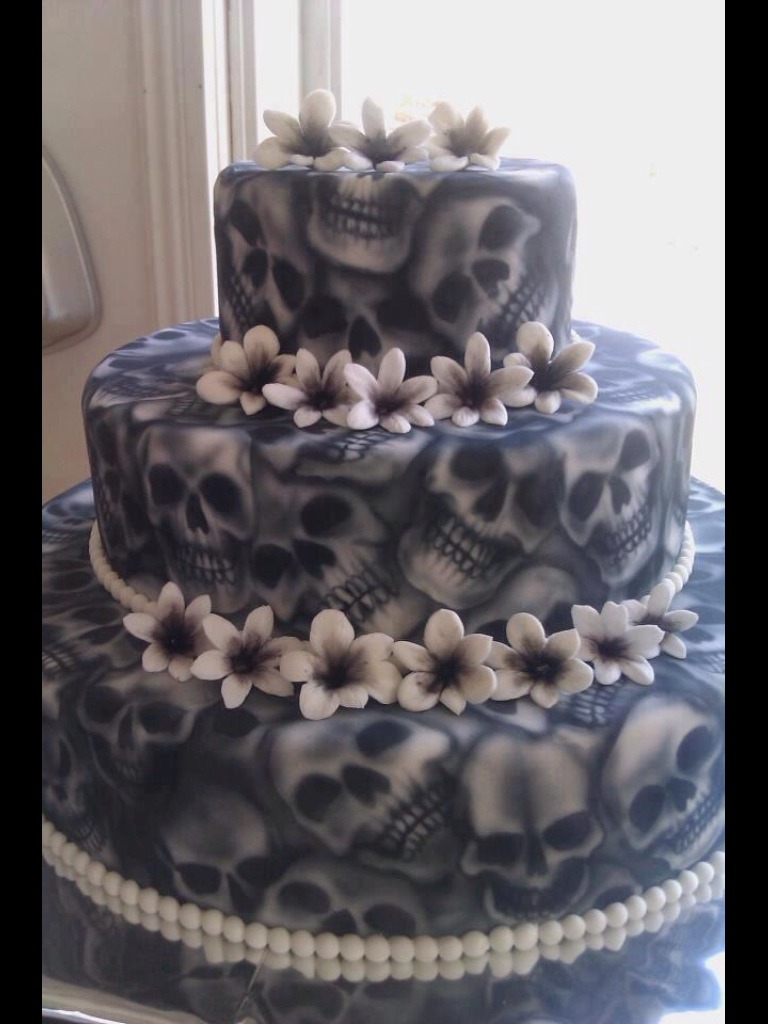 sacre-phantasm:  Goth wedding cakes