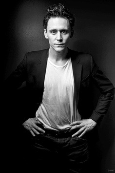 xitcantrainallthetimex:  Tom Hiddleston Black and White 2/2 