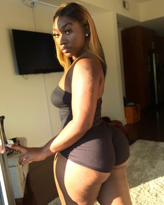 Porn photo thicksexyasswomen:cudamitbooty:@ regankay_llc_Ooowwwweee@thicksexyasswomen🍏