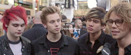 twinkstagram:luke needs to work on that poker face of hislmao cx 