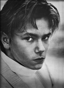 hollywood-portraits: River Phoenix photographed