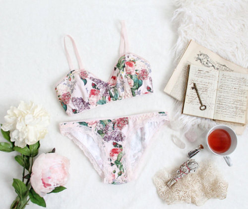 lovinghandmadelingerie:Ohhhlulu