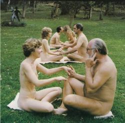 les-amis-naturistes:       Le naturisme c'est: Vivre nu et profiter du bonheur que nous apporte le moment présent.http://les-amis-naturistes.tumblr.com  