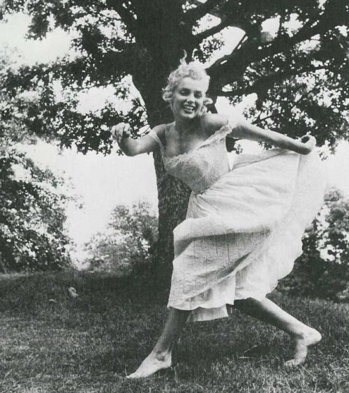 Marilyn Monroe photographed by Sam Shaw on the Miller farm in Amagansett, Long Island, NY, during th