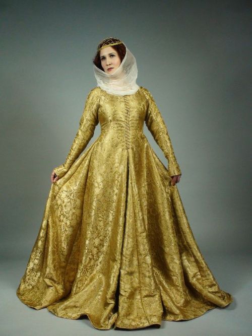 agameofclothes:The cloth-of-gold gown that Olenna Tyrell wears to Margery and Joffery’s wedding, Tyr