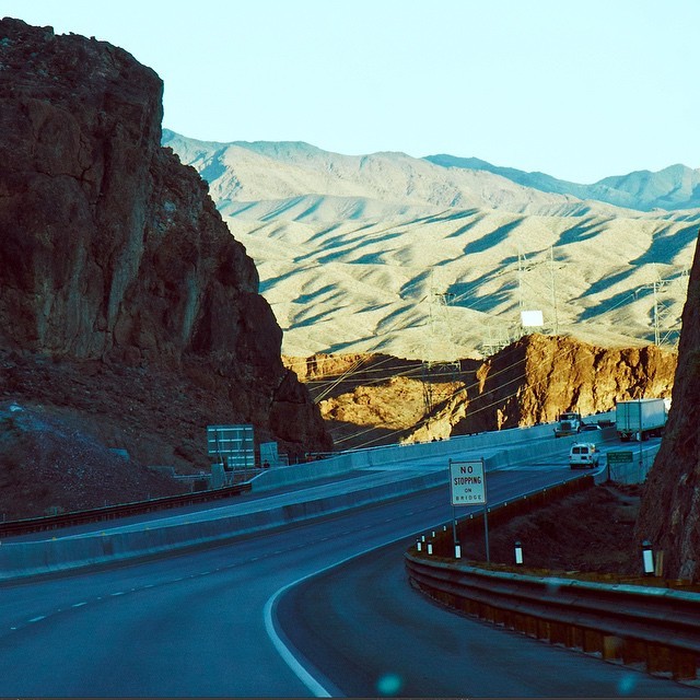 “On the Road”, The border between Arizona and Nevada shot in 2014, between the mountains and hills there is one hour difference. I am in love with the west —> coming soon #california #Arizona #nevada #travel #ontheroad (at Bowery Hotel)