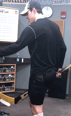 hazel3017:also, because I am trash, have this close up of Geno’s derrière