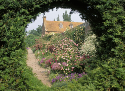 sophication:  (via Sissinghurst : Honey Kennedy)