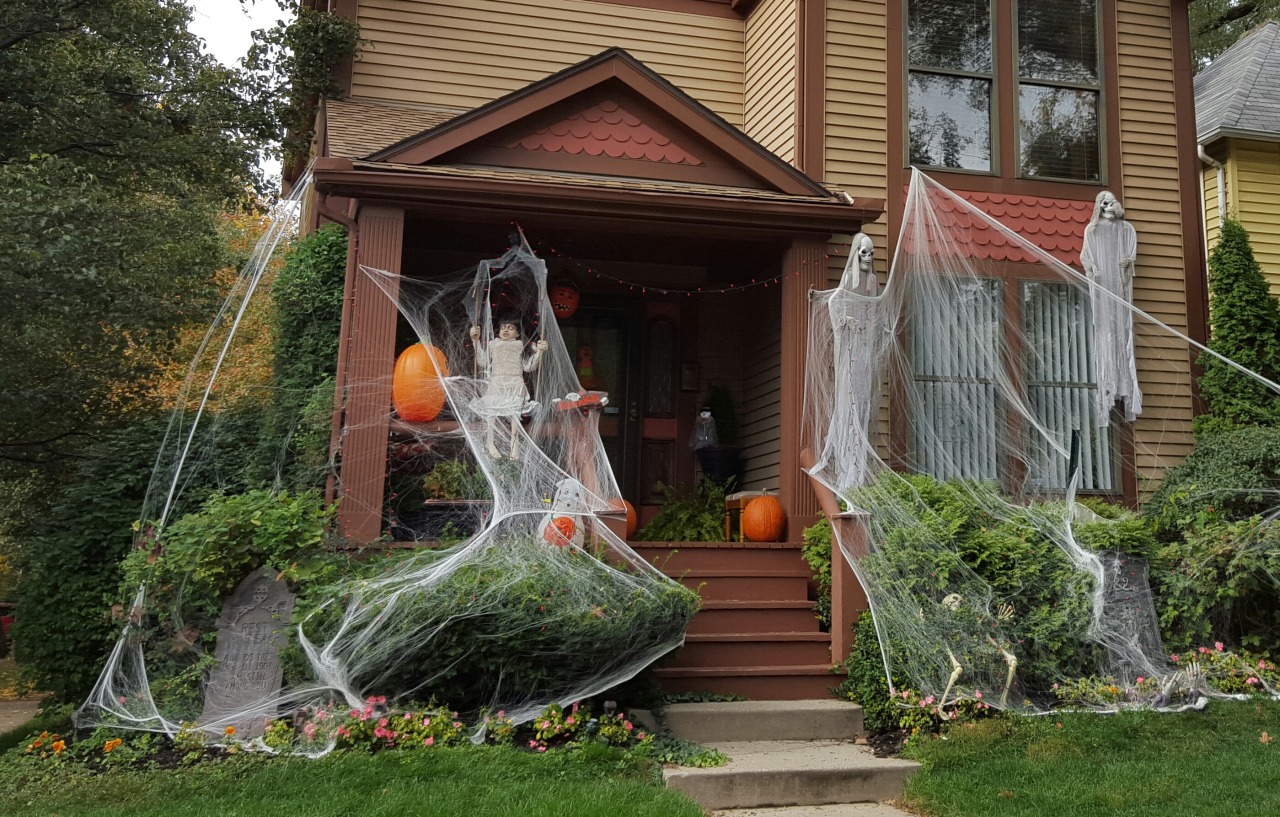 madlori:Fall foliage and Halloween decorations in Victorian Village, Columbus, OH.