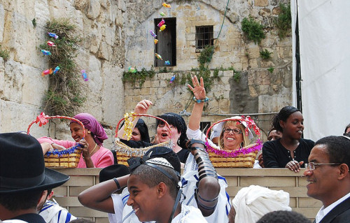 beautiesofafrique:A Ethiopian-Jewish boy celebrates his Bar Mitzvah at the Western Wall in Jerusalem