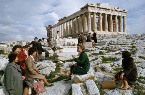 remi-ermis:GREECE Athens Greek emigrants to Australia take a farewell tour of the Parthenon, Decembe