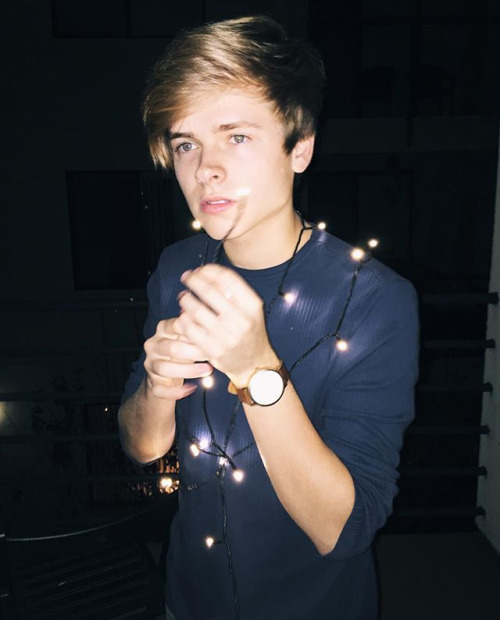 lxkekorns:lukekorns: Lights babe (deleted post) 