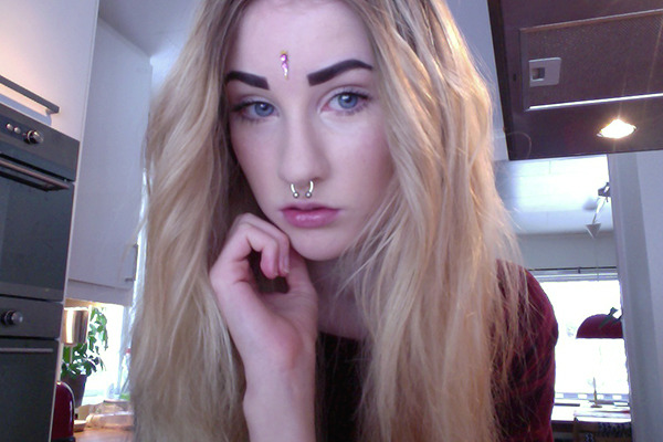 lxscivious:  ▼Pretty Pale Bitch▲