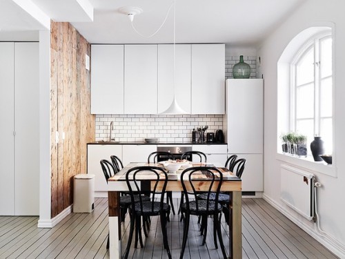 Swedish Apartment Home Tour
This is one of the coolest home tours I’ve come across in a while. I love the all white kitchen and the black bistro style dining chairs. Although the wood wallpaper in the kitchen warms up the room, I don’t think I would...