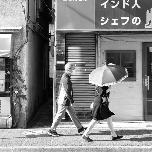 さんぽ - A walk / iPhone 12 Pro Max & Snapseed, 20220507 . . 知らない街を歩くと、自分の中の世界が少し広がる気がする。 . . #spic