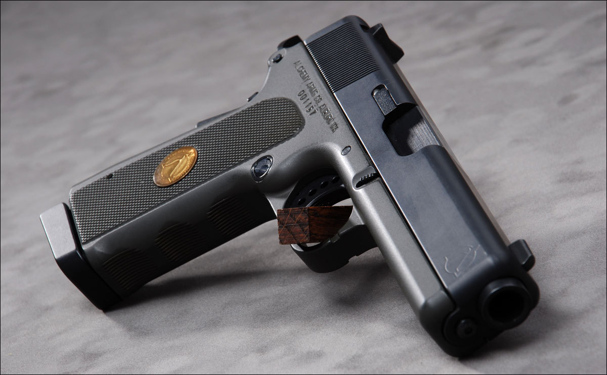 gunrunnerhell:  Alchemy Arms Spectre If a Glock and 1911 were to get into a fight