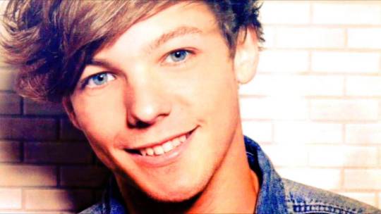 it's subjective — are louis eyes blue or green what the fuck