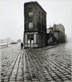 luzfosca:  Robert Doisneau Au Bon Coin, quai du Port, Saint-Denis, 1945 