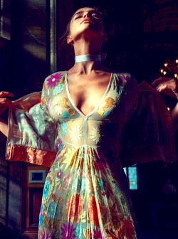 kinkyenchantrixdaphne: What a lovely dress! I love the colors, the flowers. Pretty! 