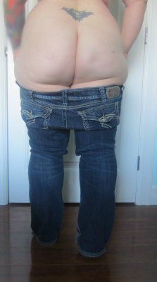degradationofasubmissiveslut:  showing off in my jeans, showing my ass. Come see my videos here: http://extralunchmoney.com/user/dslut
