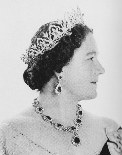 oscarmarinas:Retouching photos was quite usual from the begin. But the Queen Mother wasn´t fond of t