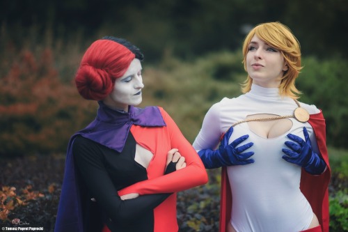 comicbookcosplay:  “It’s all about the boobs, Harley.” ;) Power Girl by Cicha ( -> https://www.facebook.com/CichaCosplay/ ) and Power Harley by SkaranieBoskie ( -> https://www.facebook.com/januszekospleju/?fref=ts ) Photo by Tomografia - Tomasz