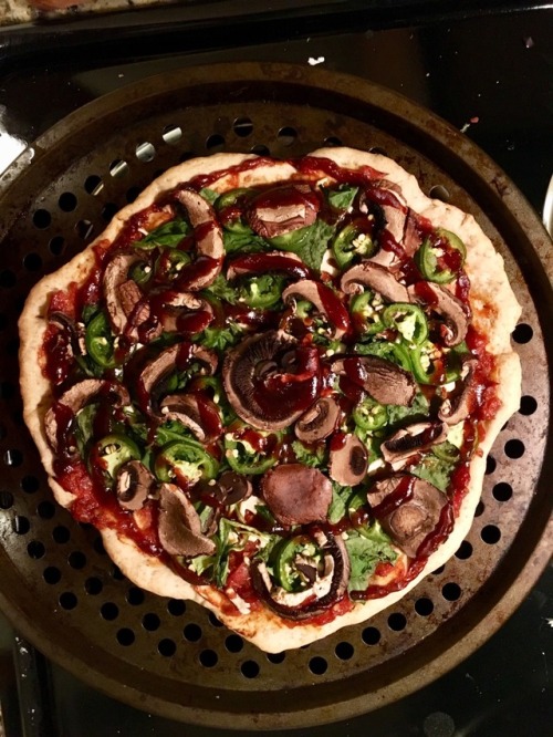  homemade vegan bbq pizza! Topped with mushrooms, spinach, and jalapeños. So yummy