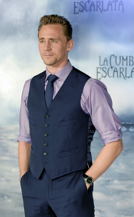 thezfc:lolawashere:Tom Hiddleston, Crimsom Peak photocall in Barcelona, Spain. @kaleidoscope-vol2