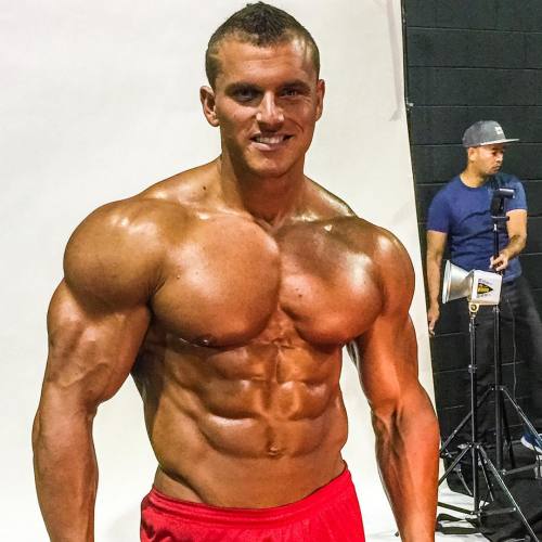 themuscleworshipdiaries:  Ridiculously hot Canadian bodybuilder Samuel Dixon!