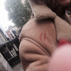 thestylinsoncrew:  the lipstick stain is still there 