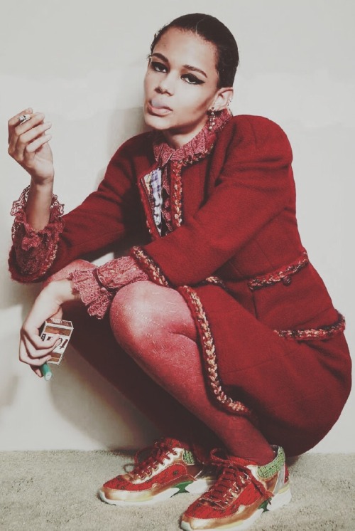 ourhellophoenix:  Binx Walton photographed by Roe Ethridge for the 5th issue of Document Journal