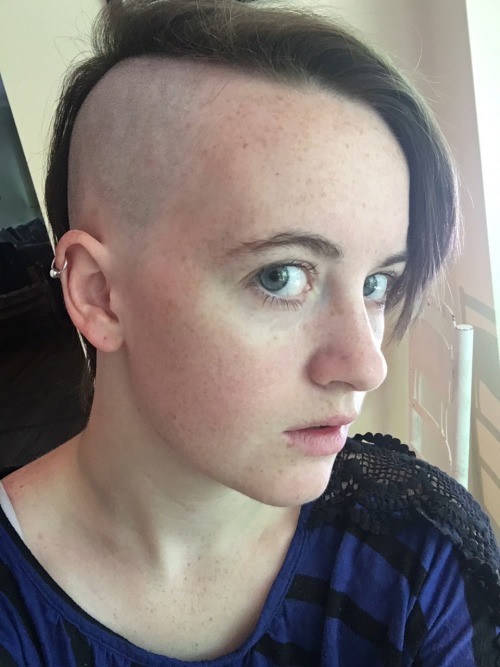 opalsandrosepetals:  New hair yo. Or no hair really.   That’s how those two girls from Game of Thrones wear theirs :-)