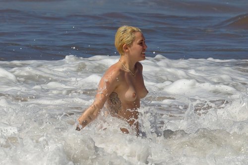 toplessbeachcelebs: Miley Cyrus (Singer) swimming topless in Hawaii (January 2015) - Part III Downlo