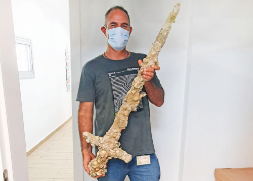  ⚔️ Diver Discovers 900-Year-Old Sword Dating to the Crusades⠀The sword’s blade, believed to b