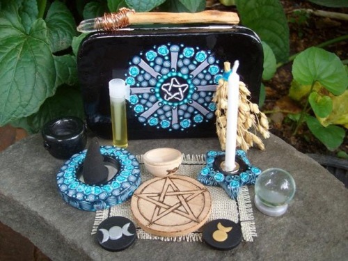 imawitchywitch:Travel altar/shrine ideas! You can use an altoid box, a lunch bock, a wooden jewelr