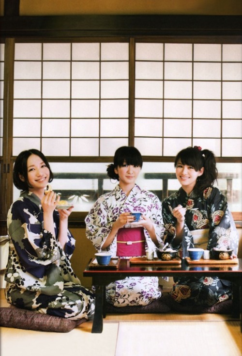 taishou-kun:  Perfume (Nocchi のっち alias Oumoto Ayano 大本彩乃, with Kashino Yuka 樫野有香 and Nishiwaki Ayaka 西脇綾香) in yukata - 2011 