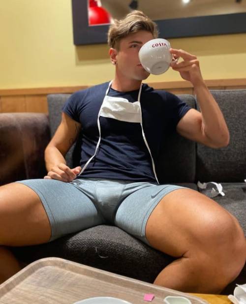 hunch7: borysleg: break for coffe Yum yum those legs