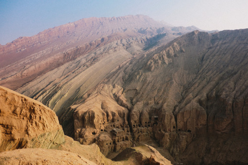 enighui:Toyok Grottes - Buddhist version of Cappadocia caves , Xinjiang Al-Sahab Kahfi Mazar - The w