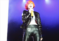 theparamores:  That’s What You Get chant intro live in The Woodlands, Texas.    Her hair look fabulous omg